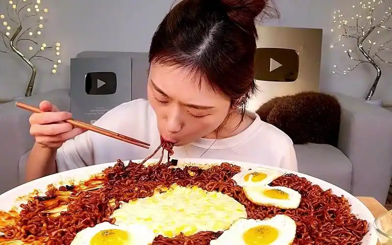 asmr #韩国美食 #韩国吃货主播 芝士火鸡面 煎蛋