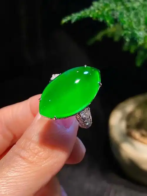 日子平淡,有茶陪伴18k金镶嵌高冰老种阳绿缅甸翡翠马眼戒面戒指#翡翠