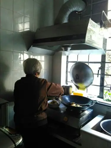 其它 老妈子的背影 写美篇       看着满头银发的老妈妈坚毅背影,更