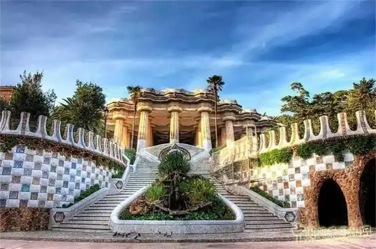 解读天才建筑师高迪的乌托邦 | 西班牙古埃尔公园_巴塞罗那_youtube