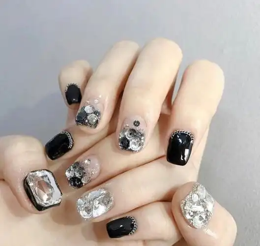 闪亮大钻镶钻撞色知性名媛热门美甲 【图】