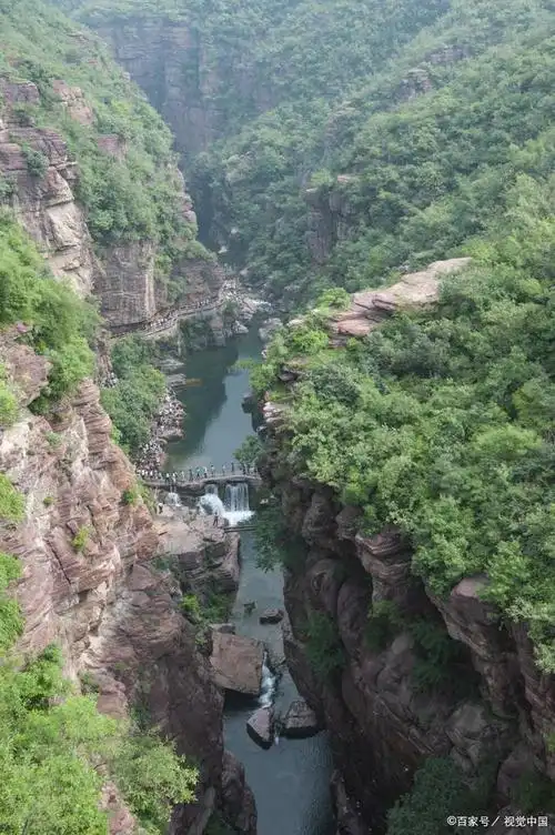 林州太行大峡谷是河南省安阳市的一个国家5a级旅游景区,位于南太行山