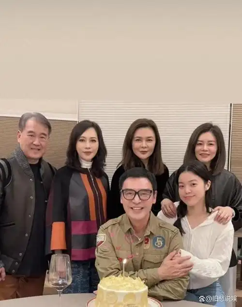 范姜素贞,钟镇涛的现在的妻子,在社交媒体上分享了她为钟镇涛庆祝