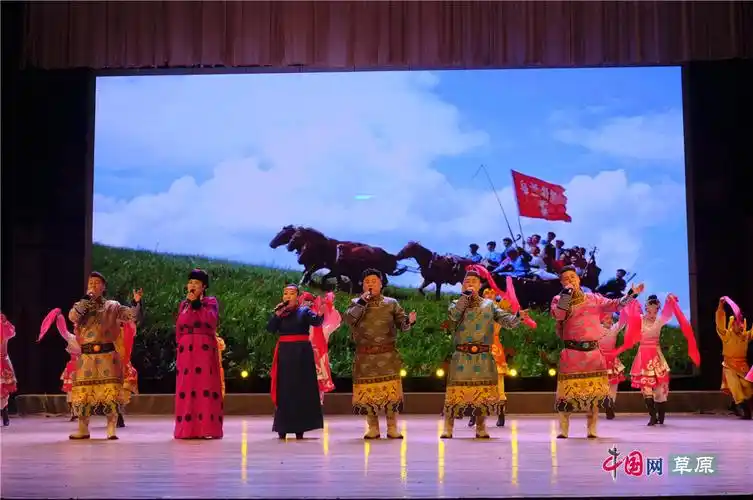 通辽市法治乌兰牧骑授旗让乌兰牧骑传递法治力量传唱法治强音