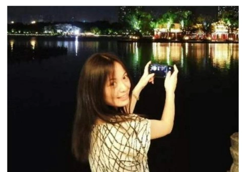 这一个女孩子只有1米2的身高,她的名字叫做侯丽君.