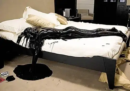 那位叫吉尔的邦女郎是怎么死的——全裸着被涂满了金粉然后窒息而死!