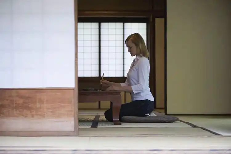 西方人,一个人,坐,跪,横图,室内,白天,侧面,窗户,门,桌子,欧洲,欧洲人