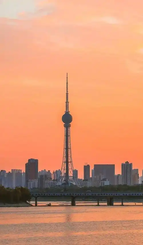 有人说它是洛阳的东方明珠,洛阳的第一高度,中原明珠电视塔千百座关庙