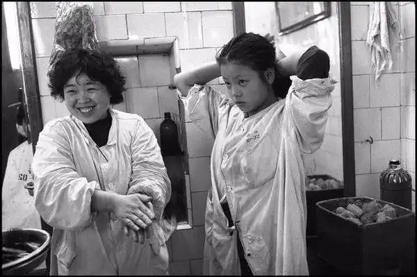 外国记者拍摄的上世纪八十年代的理发店,女人在烫头发