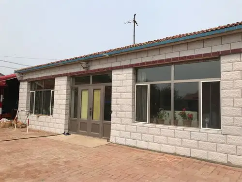 这是在刘大爷当年老宅基地翻盖的砖瓦房,老儿子就住这里.