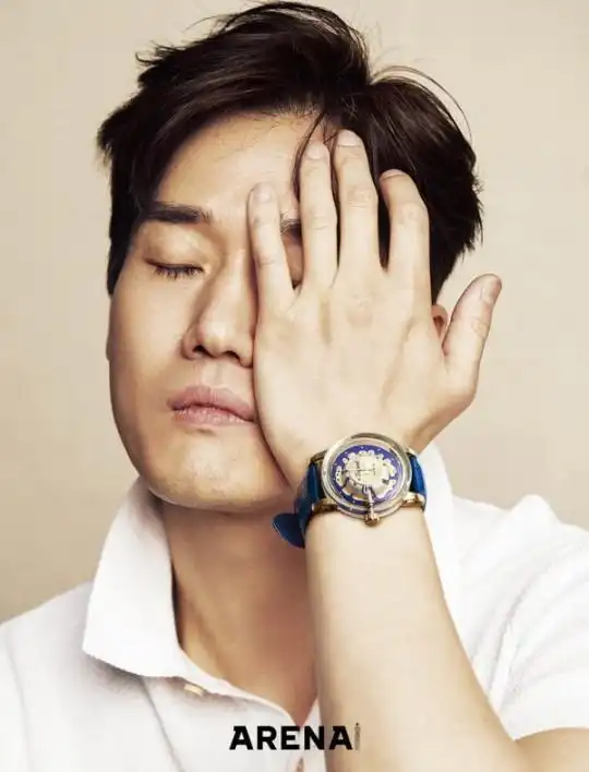 组图:韩男星刘智泰拍时尚写真 天台外展成熟魅力