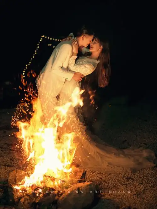 家人们破防啦75篝火夜景婚纱照也太出圈了叭