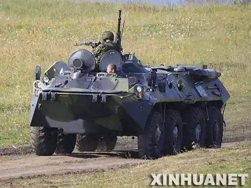 资料图:俄陆军btr80轮式步兵输送车.
