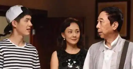 冯巩低调了38年,看到他妻子的照片,是真爱了_艾慧_事业_表演