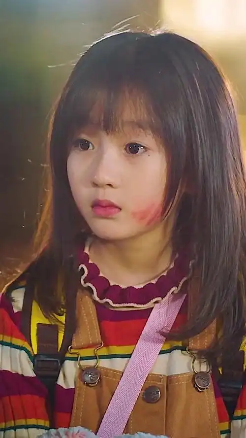 五年后,路边遇到离家出走的小女孩,秦放一眼就看出她是. #司藤