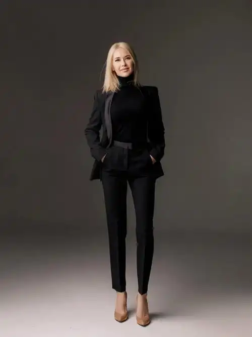 全景人像就是人物全身都出现在画面中,一般我们要在人物上部和下部