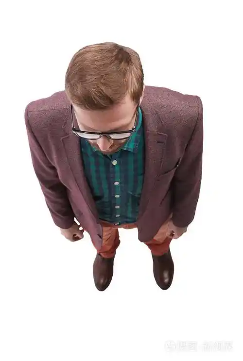 俯视图自信的年轻人