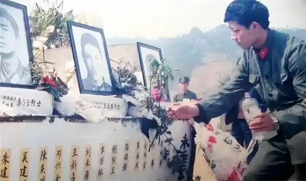 老山前线因违纪退伍的女兵20年后用玫瑰插满了麻栗坡烈士陵园