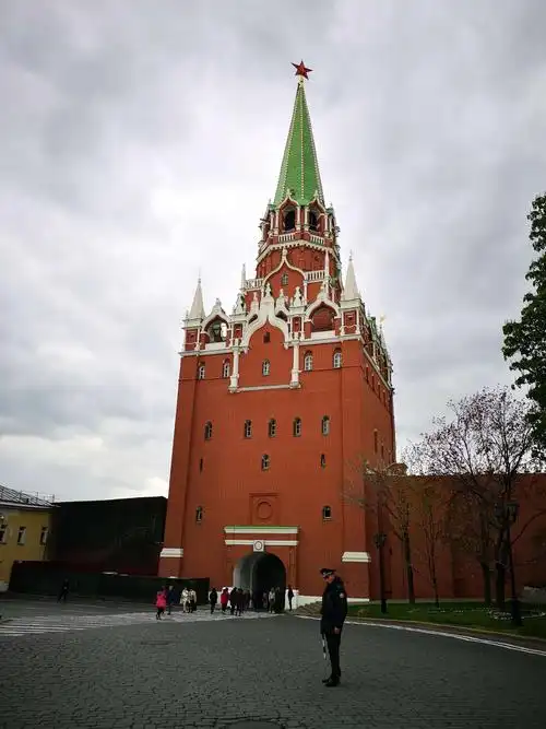 克里姆林宫的塔楼是克宫的象征.塔顶的红星耀眼夺目.