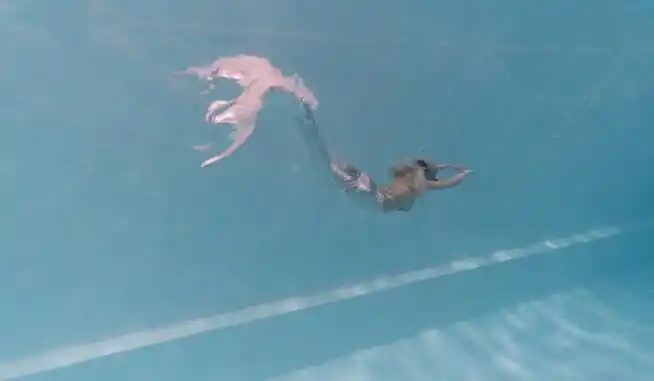 折耳鱼不呼吸再拍泳池写真改名抖音小小鱼露小小鱼露最新尺度福利照片