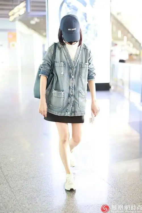 董洁清新造型现身北京机场,穿miu miu牛仔外套显时髦__凤凰网