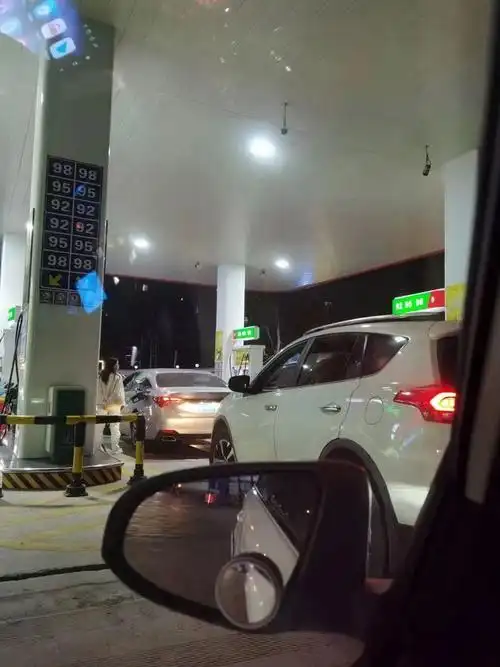 油价上涨进入8元时代昨晚钦州加油站排起了长龙