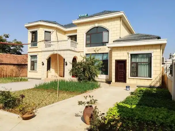 因为一来各地自建房有限高标准,二来建高层造价更高,如果不长期住的话