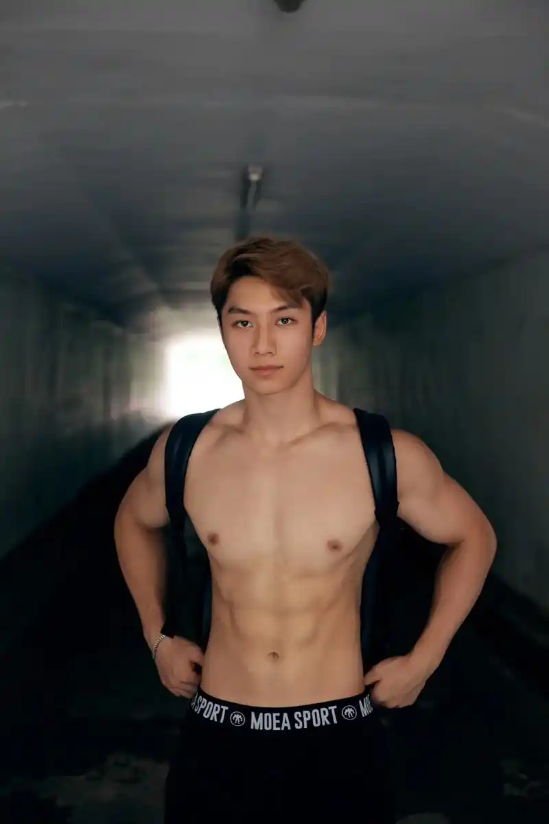 异地恋真难熬,我在深圳,另外一半在哪里#腹肌 #男生写真 # - 抖音