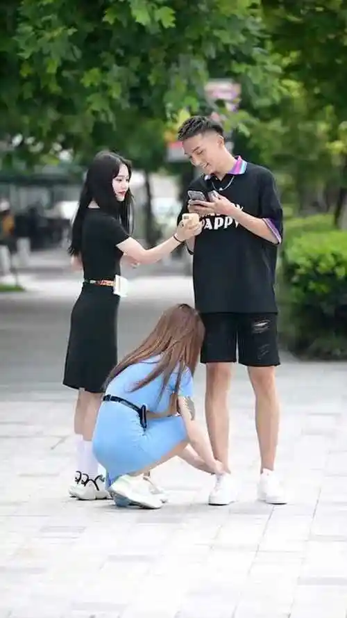 女子帮男友系鞋带时男子竟然这样做看到最后才知道原因太暖心