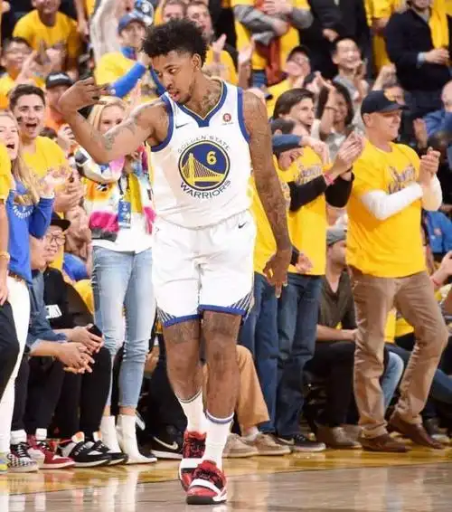 在训练时,尼克杨也是显得非常自信,勇士官方发布训练照的时候也是