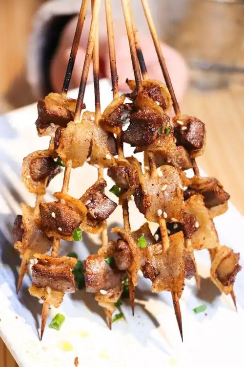 用一点薄片腰条肥裹着烤的猪小腰,油肉完美融合在一起.