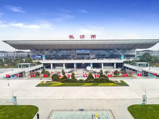 完成绿化景观提质改造的长沙火车南站西广场更加清新养眼.