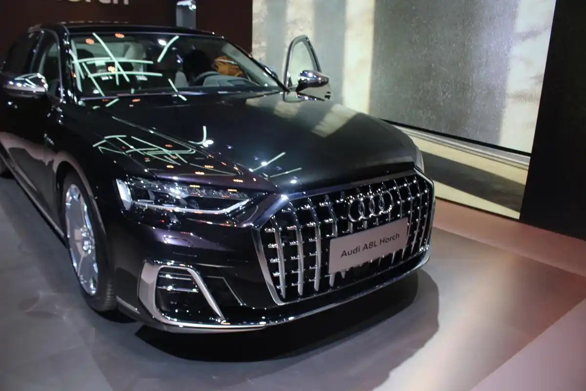 最强性能奥迪a8来了,四驱 铁饼轮毂,空气悬挂 四座,威猛又霸气