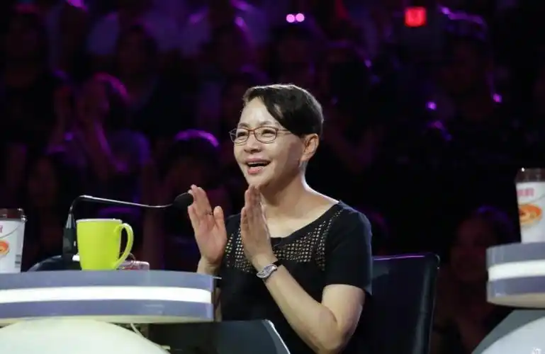 网友偶遇宋丹丹逛街,头上扎着特有的小辫子,穿着非常简单朴素