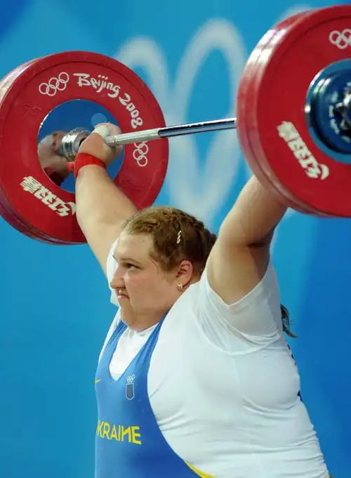 北京奥运会举重女子75公斤以上级决赛中乌克兰选手奥·科罗布卡在比赛
