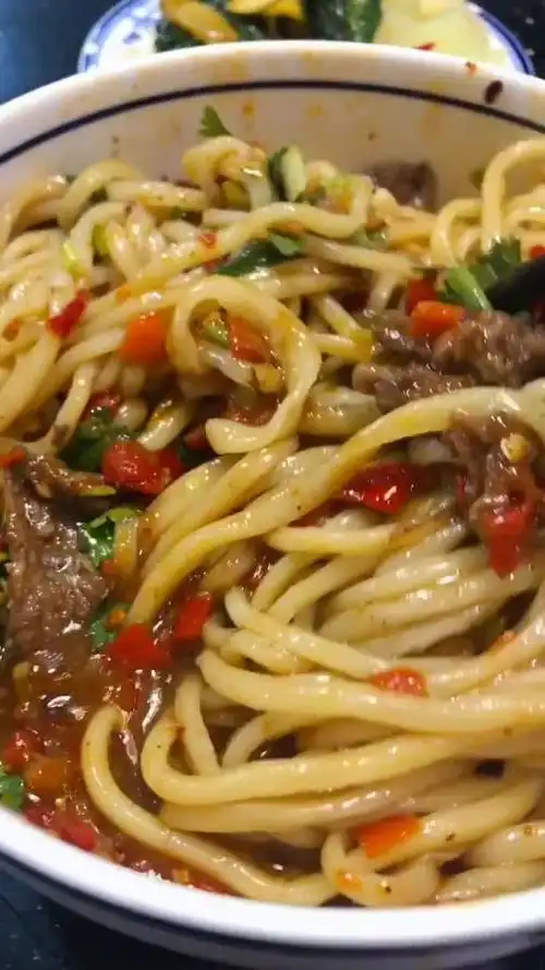 今中午吃我们店里的金牌剁椒牛肉面太香了