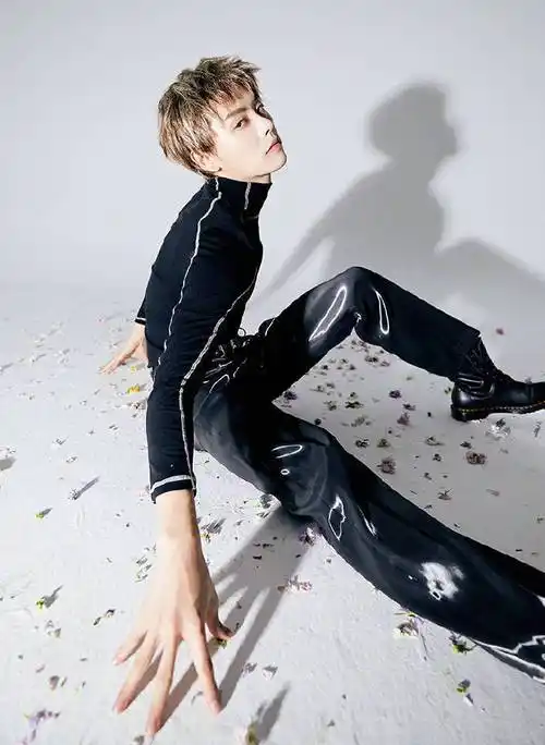 这种身材是真实存在的吗这得是拥有完美头身比的人间手办吧!