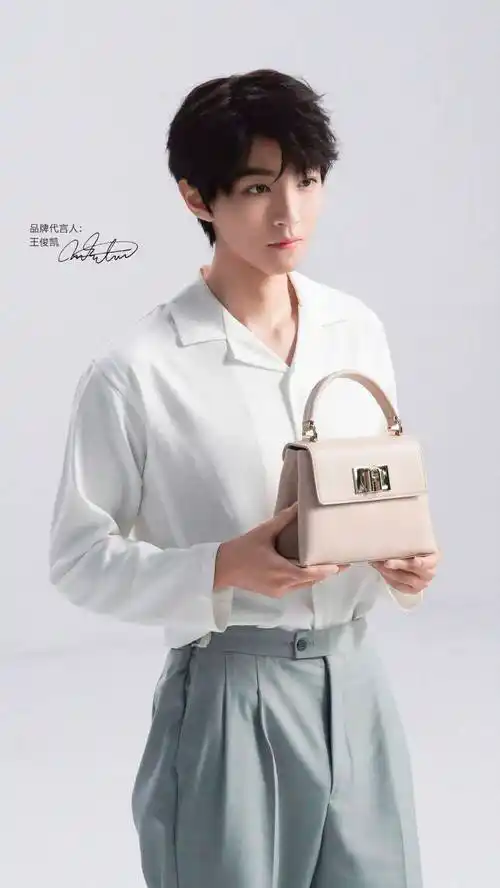 通过将"兰"朋友王俊凯的视角展现意式手袋的精湛工艺与独特的造型美感