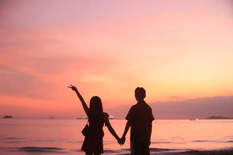 幸福情侣沙滩手牵手图片情侣牵手图片浪漫夕阳爱情图片情侣牵手背影