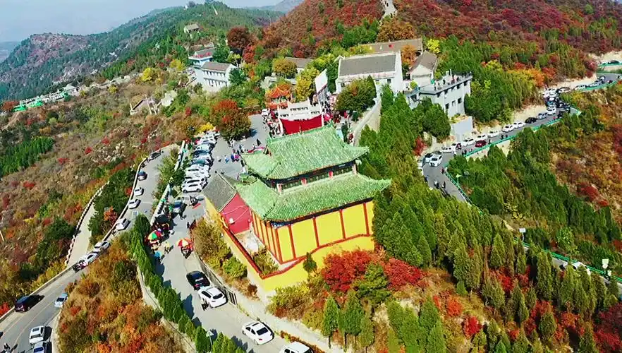 柏尖山位于河南省林州市原康镇境内,是林州境内唯一免费开放的大型