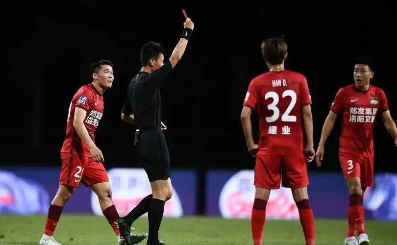 戳穿徐亮解说寒心一幕,记者李璇4字表态,挑起争端后直播带货_比赛