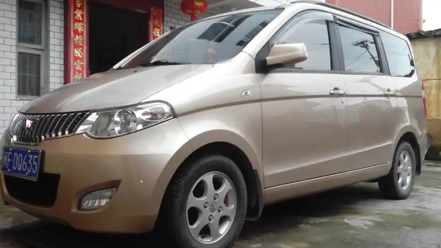 五菱宏光 晶玉黄