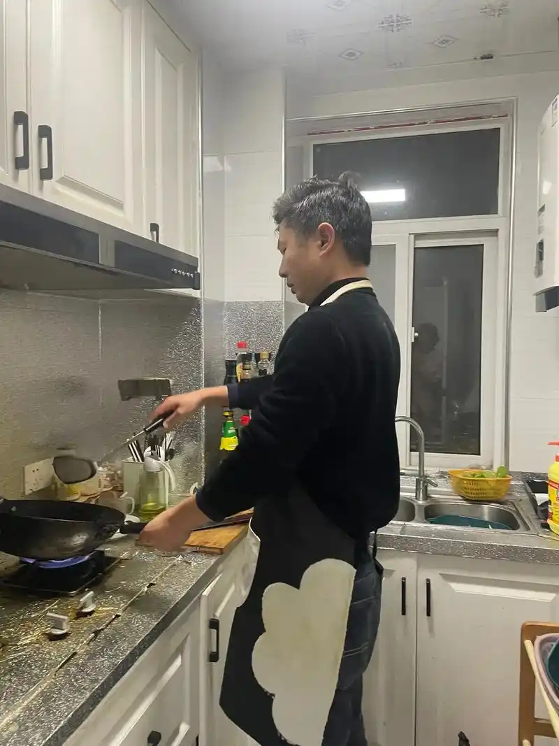 喜欢做饭的男生.每天下班回来,就自己在厨房捣鼓家常便饭,简 - 抖音