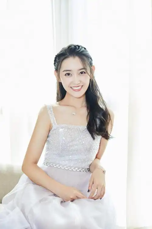 蒋依依终于长开了穿草绿色上衣搭配休闲裤轻松甜美很有气质