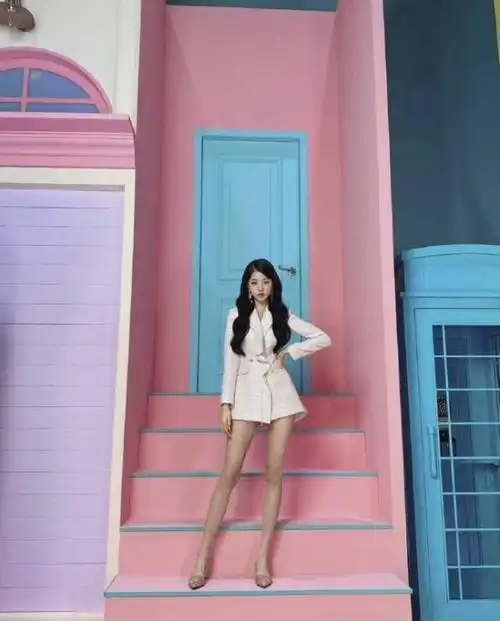 近日,张元英再次秀出了她的招牌"筷子腿",而且搭配了一套非常时尚的