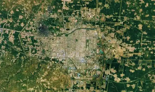 卫星航拍河南安阳市区:深色的安钢很突出,城北还有一个机场