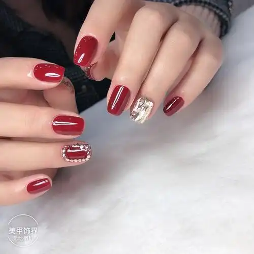 酒红色方形跳色钻秋冬美甲图片