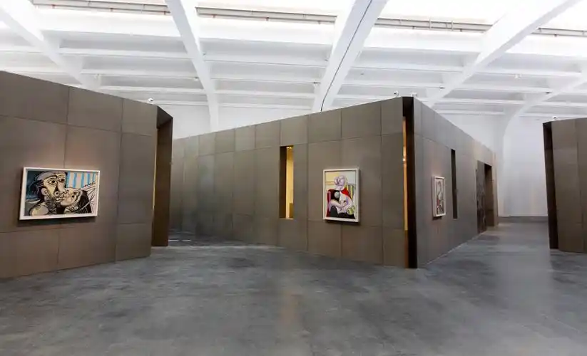 毕加索:学习与影响" 展览现场,一组半开放的盒状空间呈现在ucca新馆的