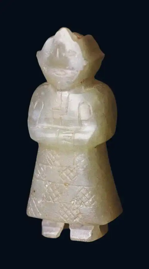 战国玉人,出现下身服饰带有网格纹的器型,数量较多,网格纹为徒手抓握