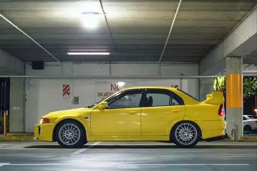 超级整洁的三菱evo5代,而且还是最爱惹事的黄色